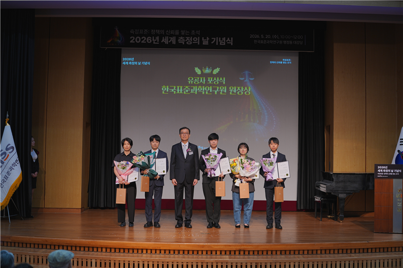 그림입니다.  원본 그림의 이름: 3.KRISS 표창 (38).JPG  원본 그림의 크기: 가로 5616pixel, 세로 3744pixel  사진 찍은 날짜: 2026년 05월 20일 오후 10:56  카메라 제조 업체 : SONY  카메라 모델 : ILCE-1M2  프로그램 이름 : ILCE-1M2 v4.00  F-스톱 : 2.0  노출 시간 : 1/200초  ISO 감도 : 160  색 대표 : sRGB  노출 모드 : 수동  화이트 밸런스 : 자동  35