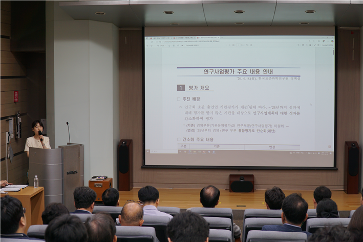 그림입니다.  원본 그림의 이름: DSC03320.JPG  원본 그림의 크기: 가로 6000pixel, 세로 4000pixel  사진 찍은 날짜: 2026년 06월 08일 오후 11:03  카메라 제조 업체 : SONY  카메라 모델 : ILCE-6000  프로그램 이름 : ILCE-6000 v3.20  F-스톱 : 4.0  노출 시간 : 1/60초  ISO 감도 : 160  색 대표 : sRGB  노출 모드 : 자동  35mm 초점 거리 : 54  대비 : 