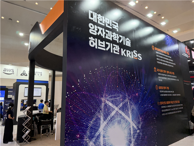 external_image 그림입니다. 원본 그림의 이름: 260702_퀀텀코리아 2026_1일차_현장사진 (11).JPG 원본 그림의 크기: 가로 5712pixel, 세로 4284pixel 사진 찍은 날짜: 2026년 07월 02일 오후 9:06 카메라 제조 업체 : Apple 카메라 모델 : iPhone 17 Pro 프로그램 이름 : 26.5.2 F-스톱 : 1.8 노출 시간 : 1/150초 ISO 감도 : 200 노출 모드 : 자동 35mm 초점 거리 : 24