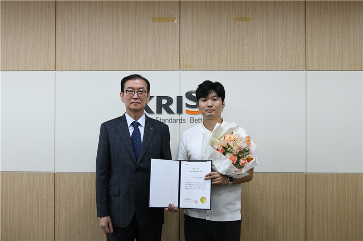 그림입니다.  원본 그림의 이름: 1. 5월_김연후 연구원 (3).JPG  원본 그림의 크기: 가로 4128pixel, 세로 2752pixel  사진 찍은 날짜: 2026년 07월 13일 오후 9:49  카메라 제조 업체 : NIKON CORPORATION  카메라 모델 : NIKON D850  프로그램 이름 : Ver.1.00   F-스톱 : 8.0  노출 시간 : 10/2500초  ISO 감도 : 3200  색 대표 : sRGB  노출 모드 : 자동  35
