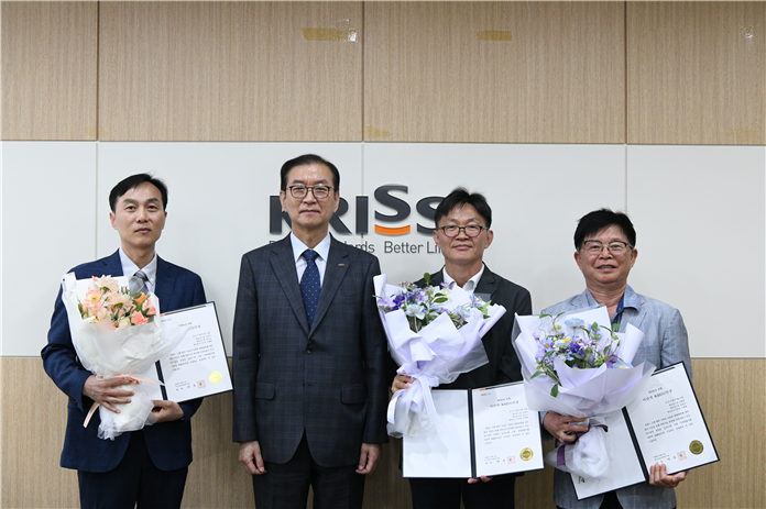 그림입니다.  원본 그림의 이름: 2. 6월_김학용, 양호순, 이재협 연구원 (8).JPG  원본 그림의 크기: 가로 4128pixel, 세로 2752pixel  사진 찍은 날짜: 2026년 07월 13일 오후 9:51  카메라 제조 업체 : NIKON CORPORATION  카메라 모델 : NIKON D850  프로그램 이름 : Ver.1.00   F-스톱 : 7.1  노출 시간 : 10/2000초  ISO 감도 : 3200  색 대표 : sRGB  노출 모