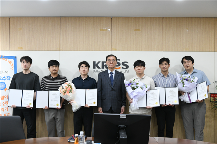 그림입니다.  원본 그림의 이름: 3. 6월 지원_배경복, 정호영, 송영상, 박경원, 전명훈, 전현우 기술원 (1).JPG  원본 그림의 크기: 가로 4128pixel, 세로 2752pixel  사진 찍은 날짜: 2026년 07월 13일 오후 9:53  카메라 제조 업체 : NIKON CORPORATION  카메라 모델 : NIKON D850  프로그램 이름 : Ver.1.00   F-스톱 : 6.3  노출 시간 : 10/1600초  ISO 감도 : 3200 