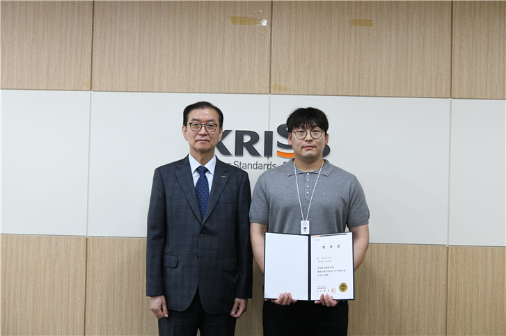 그림입니다.  원본 그림의 이름: 1. 화학소재측정본부 가스측정그룹 박주현 선임연구원 (4).JPG  원본 그림의 크기: 가로 4128pixel, 세로 2752pixel  사진 찍은 날짜: 2026년 07월 13일 오후 9:54  카메라 제조 업체 : NIKON CORPORATION  카메라 모델 : NIKON D850  프로그램 이름 : Ver.1.00   F-스톱 : 7.1  노출 시간 : 10/2000초  ISO 감도 : 3200  색 대표 : sRGB 