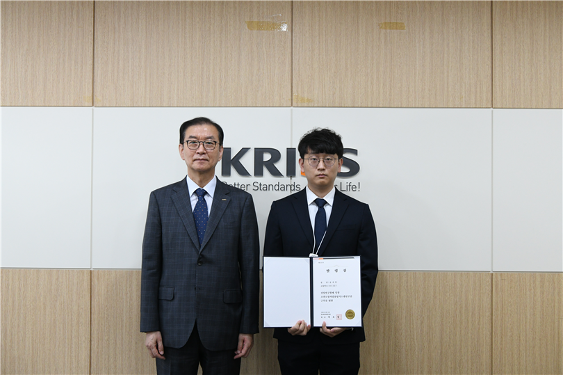 그림입니다.  원본 그림의 이름: 2. 초전도양자컴퓨팅시스템연구단 송지완 선임연구원 (4).JPG  원본 그림의 크기: 가로 4128pixel, 세로 2752pixel  사진 찍은 날짜: 2026년 07월 13일 오후 9:55  카메라 제조 업체 : NIKON CORPORATION  카메라 모델 : NIKON D850  프로그램 이름 : Ver.1.00   F-스톱 : 7.1  노출 시간 : 10/2000초  ISO 감도 : 3200  색 대표 : sRGB  