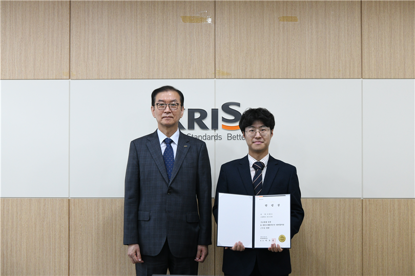 그림입니다.  원본 그림의 이름: 3. K-퀀텀국제협력본부 이대호 기술원 (4).JPG  원본 그림의 크기: 가로 4128pixel, 세로 2752pixel  사진 찍은 날짜: 2026년 07월 13일 오후 9:55  카메라 제조 업체 : NIKON CORPORATION  카메라 모델 : NIKON D850  프로그램 이름 : Ver.1.00   F-스톱 : 7.1  노출 시간 : 10/2000초  ISO 감도 : 3200  색 대표 : sRGB  노출 모드 