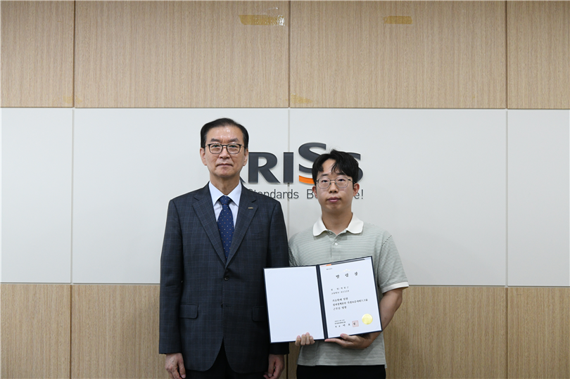 그림입니다.  원본 그림의 이름: 4. 성과정책본부 측정표준서비스그룹 박정근 기술원 (4).JPG  원본 그림의 크기: 가로 4128pixel, 세로 2752pixel  사진 찍은 날짜: 2026년 07월 13일 오후 9:56  카메라 제조 업체 : NIKON CORPORATION  카메라 모델 : NIKON D850  프로그램 이름 : Ver.1.00   F-스톱 : 7.1  노출 시간 : 10/2000초  ISO 감도 : 3200  색 대표 : sRGB  