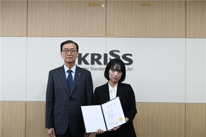 그림입니다.  원본 그림의 이름: 5. 기획본부 정보보안팀 김지원 기술원 (3).JPG  원본 그림의 크기: 가로 4128pixel, 세로 2752pixel  사진 찍은 날짜: 2026년 07월 13일 오후 9:56  카메라 제조 업체 : NIKON CORPORATION  카메라 모델 : NIKON D850  프로그램 이름 : Ver.1.00   F-스톱 : 7.1  노출 시간 : 10/2000초  ISO 감도 : 3200  색 대표 : sRGB  노출 모드 