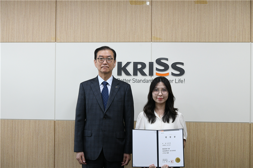 그림입니다.  원본 그림의 이름: 7. 성과정책본부 연구전략실 이정화 행정원 (4).JPG  원본 그림의 크기: 가로 4128pixel, 세로 2752pixel  사진 찍은 날짜: 2026년 07월 13일 오후 9:58  카메라 제조 업체 : NIKON CORPORATION  카메라 모델 : NIKON D850  프로그램 이름 : Ver.1.00   F-스톱 : 7.1  노출 시간 : 10/2000초  ISO 감도 : 3200  색 대표 : sRGB  노출 모