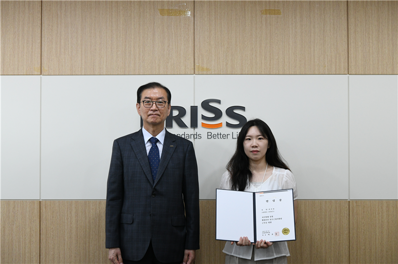 그림입니다.  원본 그림의 이름: 10. 행정본부 연구근접지원팀 허지영 사무원 (3).JPG  원본 그림의 크기: 가로 4128pixel, 세로 2752pixel  사진 찍은 날짜: 2026년 07월 13일 오후 9:59  카메라 제조 업체 : NIKON CORPORATION  카메라 모델 : NIKON D850  프로그램 이름 : Ver.1.00   F-스톱 : 8.0  노출 시간 : 10/2500초  ISO 감도 : 3200  색 대표 : sRGB  노출 