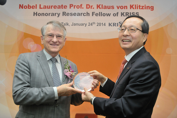 '노벨 물리학상' 폰 클리칭, KRISS 명예연구위원 임명 대표 이미지